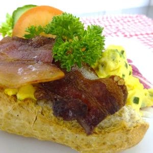 Baguett m/ eggerøre og bacon